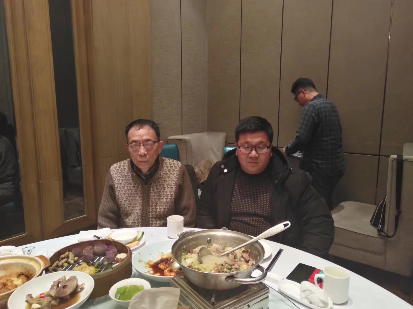 国文社社长伍宇鹏拜会中国朦胧诗代表诗人、国文社文学顾问梁小斌先生